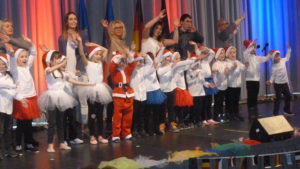 Pour introduire cette matinée, les élèves d'un Kindergarten sarrois nous chantent des chansons de Noël en allemand, français et allemand !